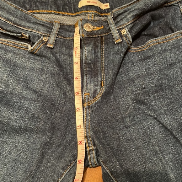 EUC Levi’s womens 711 distressed skinny jeans - Picture 3 of 9